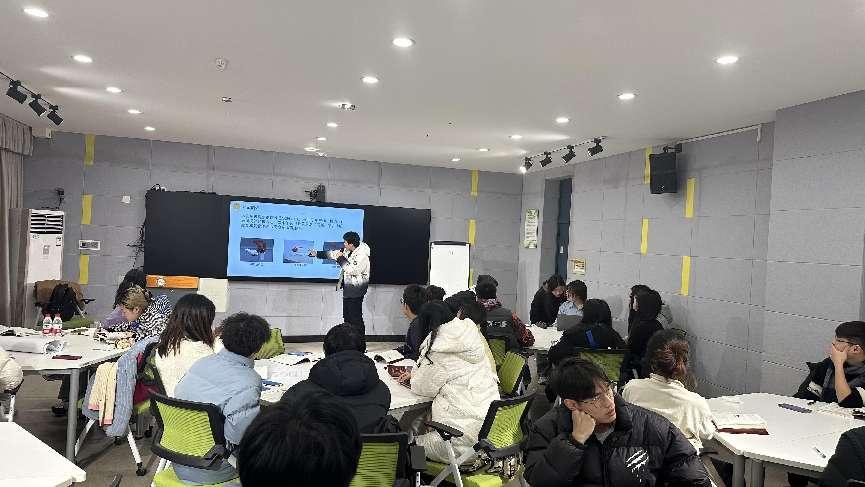 2 国家一流课程《材料成型CADCAE技术》授课（彭必友教授与bw必威西汉姆联官方网站材料成型及控制工程2021级本科生1）